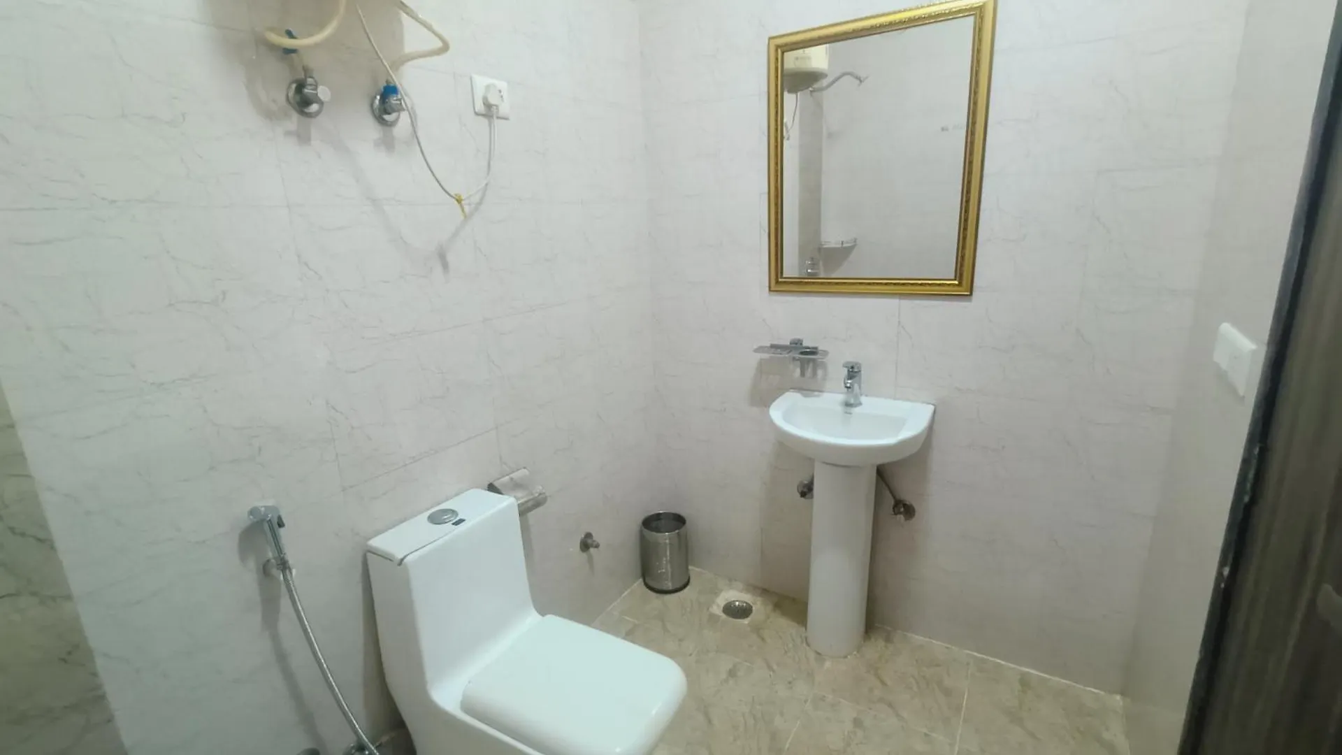 *** Bed & Breakfast Mayda Residency By Mayda Hospitality Pvt. Ltd. New Delhi India